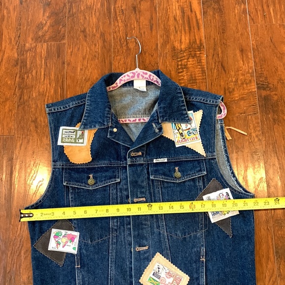 Anne Klein VINTAGE Denim vest. World traveler patches and fringe size large - Picture 16 of 17